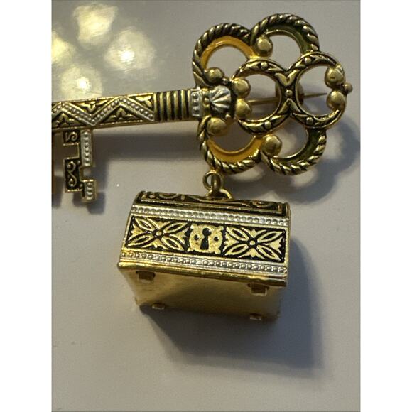 Vintage 2" Damascene Gold Tone Key Treasure Box on Chain Brooch Pin Made Spain - Picture 2 of 7